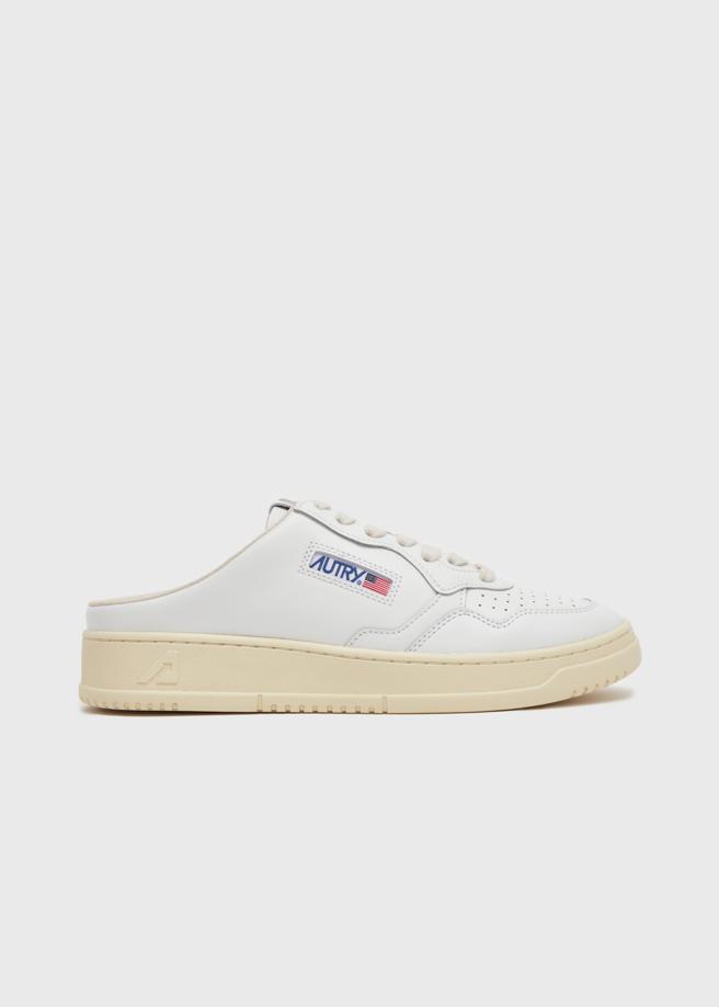 AUTRY纯白色Mule穆勒鞋，THESPAACE限定色，6080元。（THE SPAACE提供）