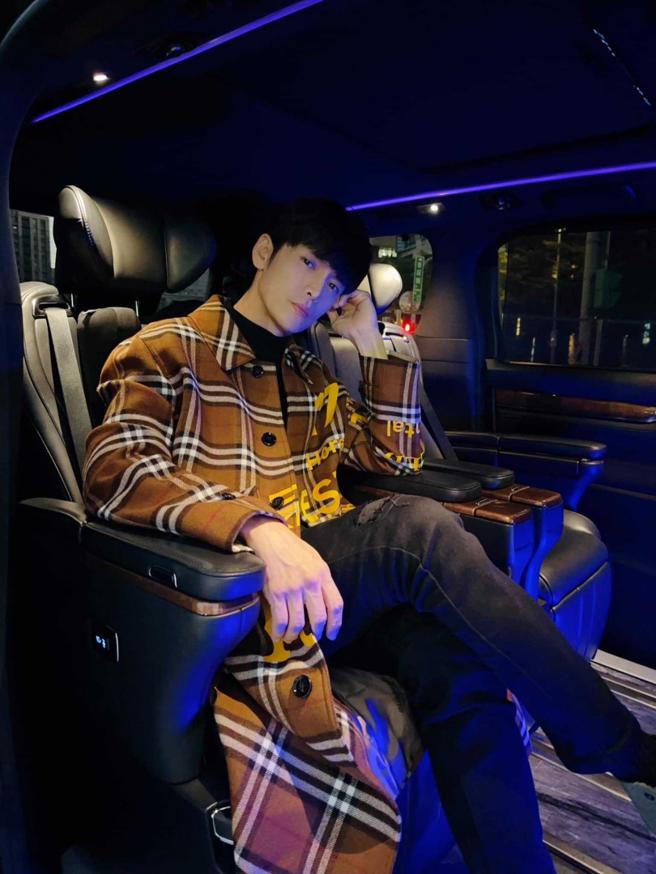 爱车的Gino去年买了保母车，还花不少心思做改装。（图／翻摄自Gino脸书）