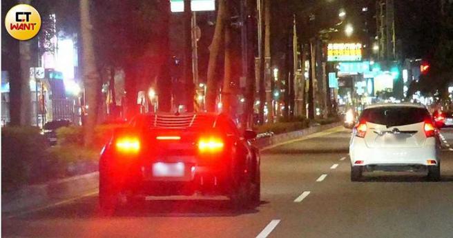 本刊去年11月拍到Gino的蝙蝠车，但开车驾驶并非Gino本人。（图／本刊摄影组）