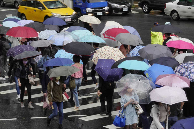 今天各地晴到多雲，明天清明連假變天，北部、東半部多雲短暫陣雨；周六另一波鋒面接近，各地天氣不穩，可能出現劇烈天氣。（黃子明攝）