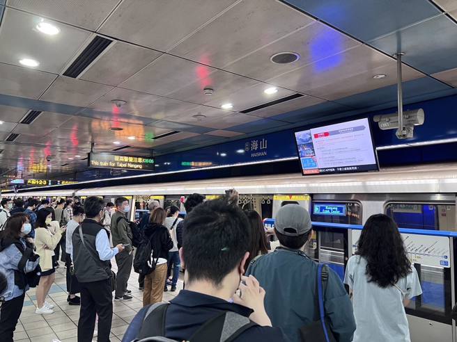 北捷因地震停驶，民眾卡在月台。(民眾提供)