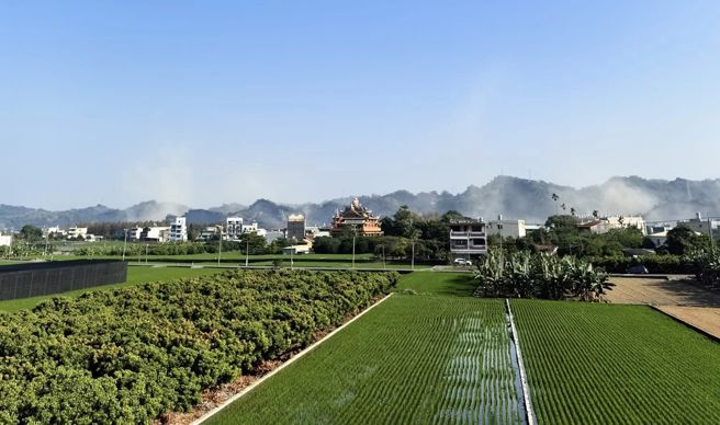 邱世卿在脸书Po出一张地震当下九九峰山体部分崩落引发烟尘的照片。（图 / 取自邱世卿脸书）