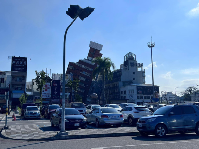 花莲市区灾情不断！旧火车站前10层公寓倾斜 百余住户逃出。(读者提供)