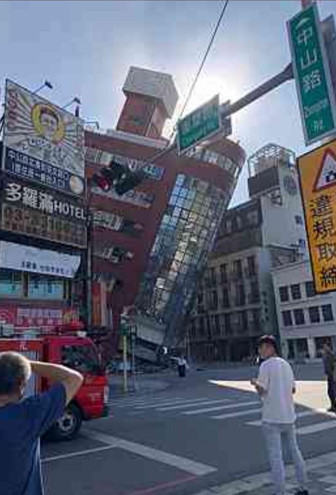 網路立即傳出花蓮中山路一棟大樓倒塌，引起各界關注。（民眾提供／寶智華台南傳真）