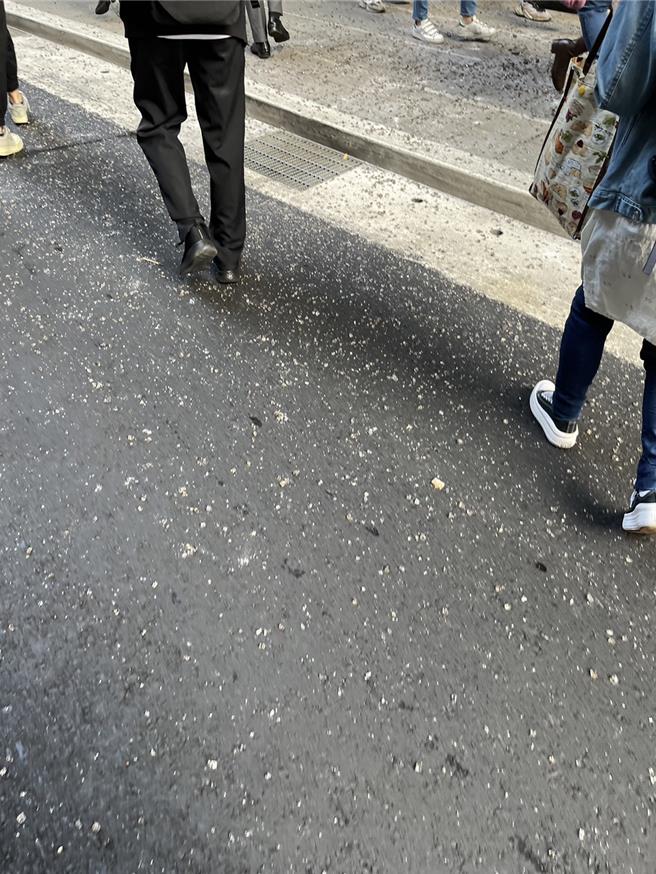 捷运景安站外路面全是碎玻璃。（民眾提供）