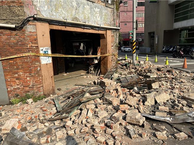 3日上午花莲发生大地震，基隆市也有民宅受损。学生也迅速疏散到操场上避难。（基隆市政府提供／张志康基隆传真）