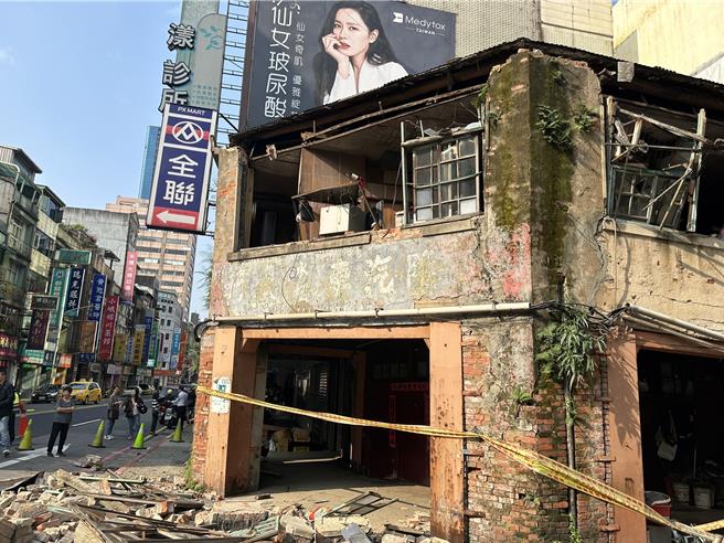3日上午花莲发生大地震，基隆市也有民宅受损。学生也迅速疏散到操场上避难。（基隆市政府提供／张志康基隆传真）
