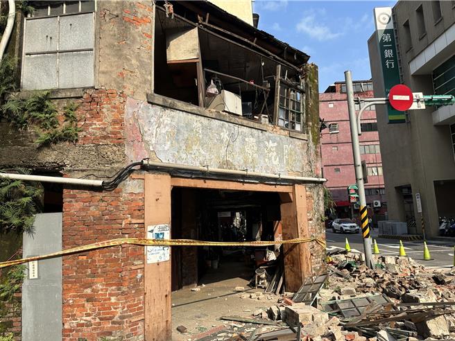 3日上午花莲发生大地震，基隆市也有民宅受损。学生也迅速疏散到操场上避难。（基隆市政府提供／张志康基隆传真）