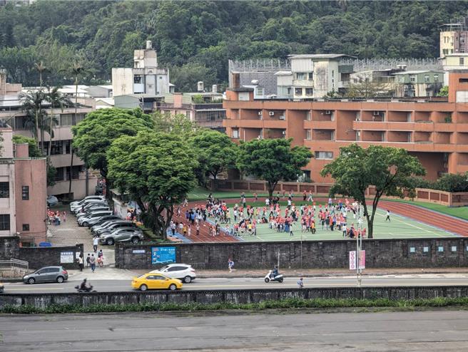 3日上午花莲发生大地震，基隆市也有民宅受损。学生也迅速疏散到操场上避难。（张志康摄）