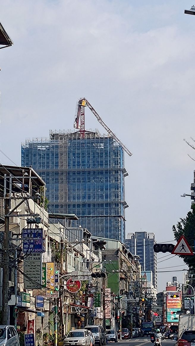 全台有感！花蓮規模7.2大地震，新莊工地吊車斷裂。(民眾提供)