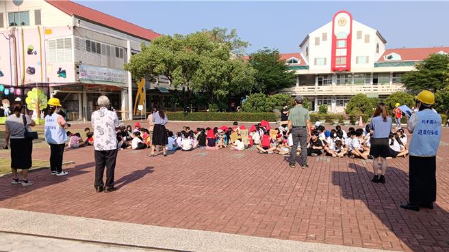 鹽水區月津國小等學校，校方已經所有師生們疏散至戶外空曠場域避難。（讀者提供／張毓翎台南傳真）
