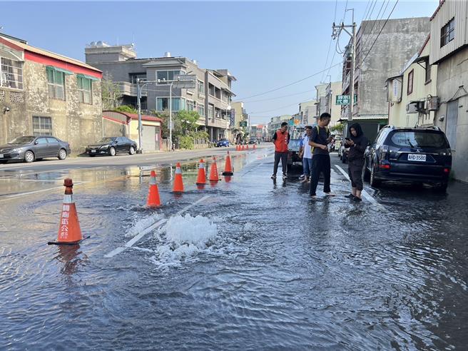 今早地震过后，关庙区中正路、南雄路口因自来水管线破裂，马路「淹水」。（陈皇宇提供／曹婷婷台南传真）