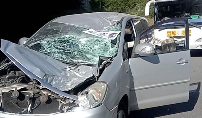 台中市和平區中橫路段，因花蓮強震，發生落石擊中自小客，造成至少2人受傷。（讀者提供／王煌忠台中傳真）