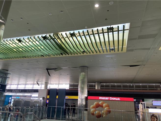 3日上午地震全台有感，桃園高鐵站內有部分天花板損壞掉落。（民眾提供／蔡明亘桃園傳真）