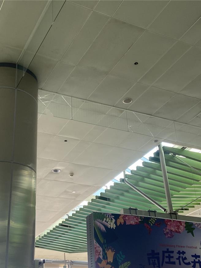 3日上午地震全台有感，桃園高鐵站內有部分天花板設施損壞掉落。（民眾提供／蔡明亘桃園傳真）