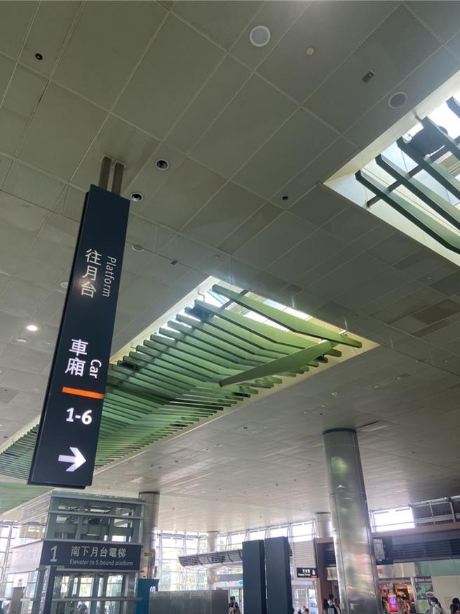 3日上午地震全台有感，桃園高鐵站內有部分天花板設施損壞掉落。（民眾提供／蔡明亘桃園傳真）