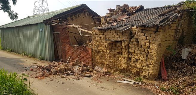 桃園市蘆竹區文新街346巷336弄26號土造房屋因地震關係磁磚大面積落下。（翻攝照片）