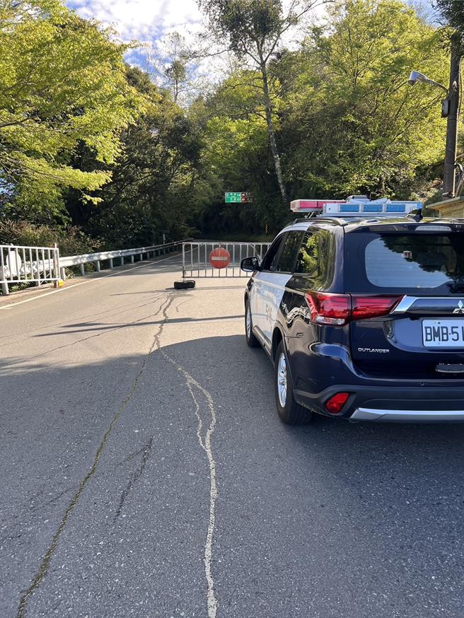 台14甲線23.4公里處坍方完全中斷，翠峰派出所在台14甲18K翠峰路段進行交管。（警方提供／楊靜茹南投傳真）