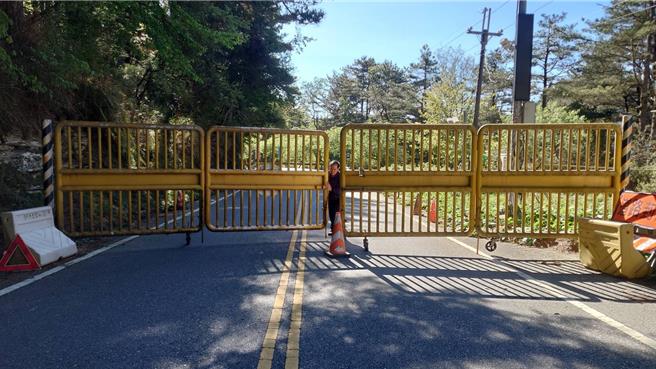 仁愛警分局在台8線114.6公里處也管制往花蓮車輛。（警方提供／楊靜茹南投傳真）