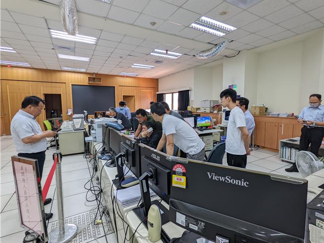 花蓮近海3日上午7時58分發生芮氏規模7.2地震，台中區處調度中心台電人員目前緊急處理跳脫之饋線，陸續確認並為民眾復電中。（台電台中區處提供／陳淑芬台中傳真）