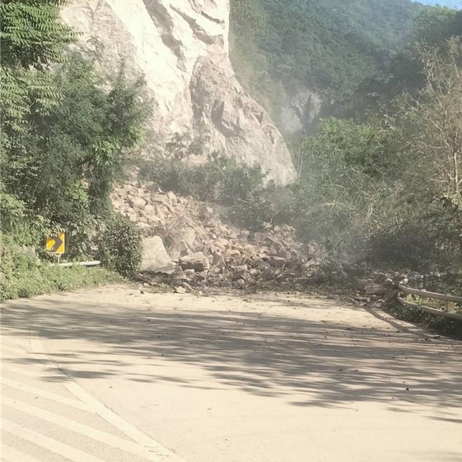 苏花改路段土石崩塌。（民眾提供／吴佩蓉宜兰传真）