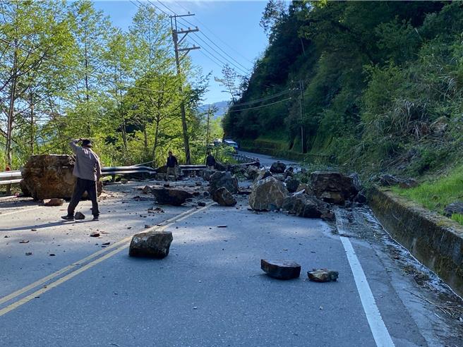 台7甲线往四季、南山方向多处落石掉落。（民眾提供／吴佩蓉宜兰传真）