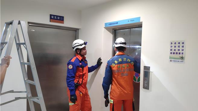 消防人员到场救援。（李京升摄）