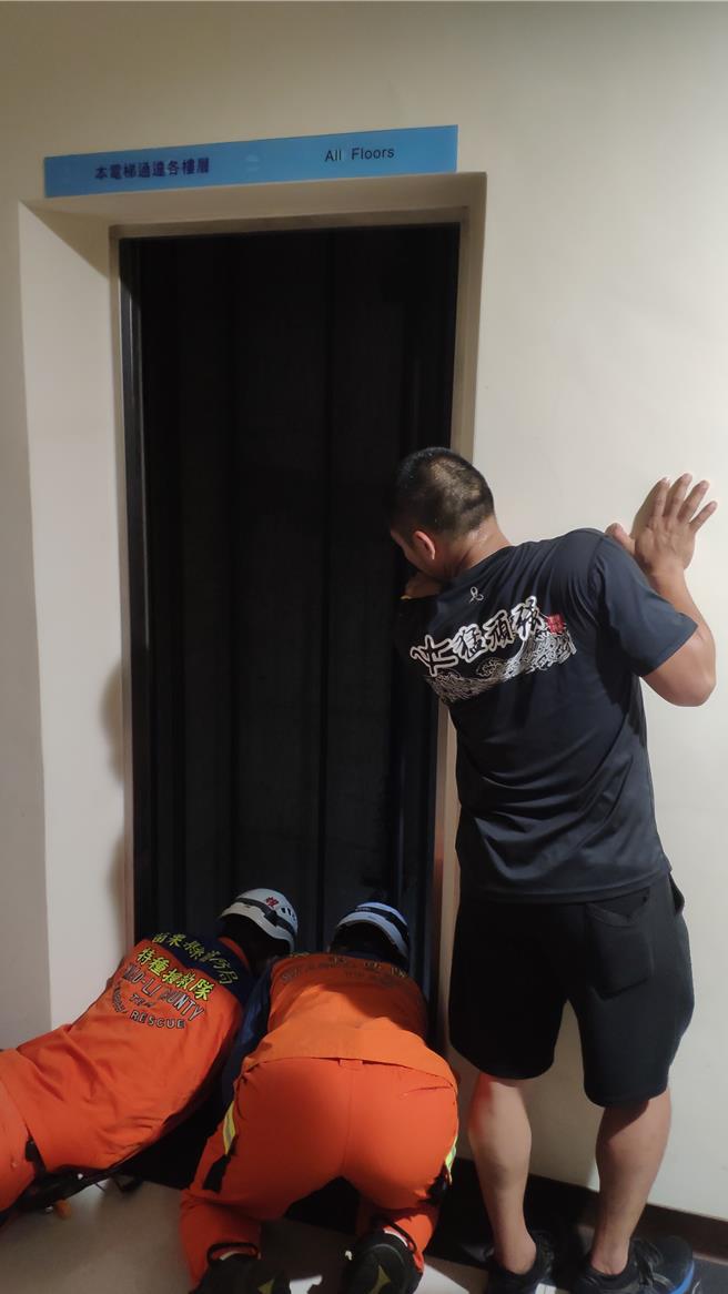 消防人员救援受困男子。（李京升摄）