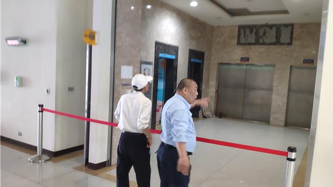 县府电梯暂停使用。（李京升摄）