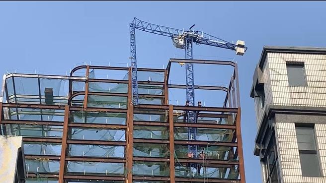 台北市大直街94巷1弄旁工地天車斷掉。（台北市議員陳怡君提供／劉彥宜台北傳真）