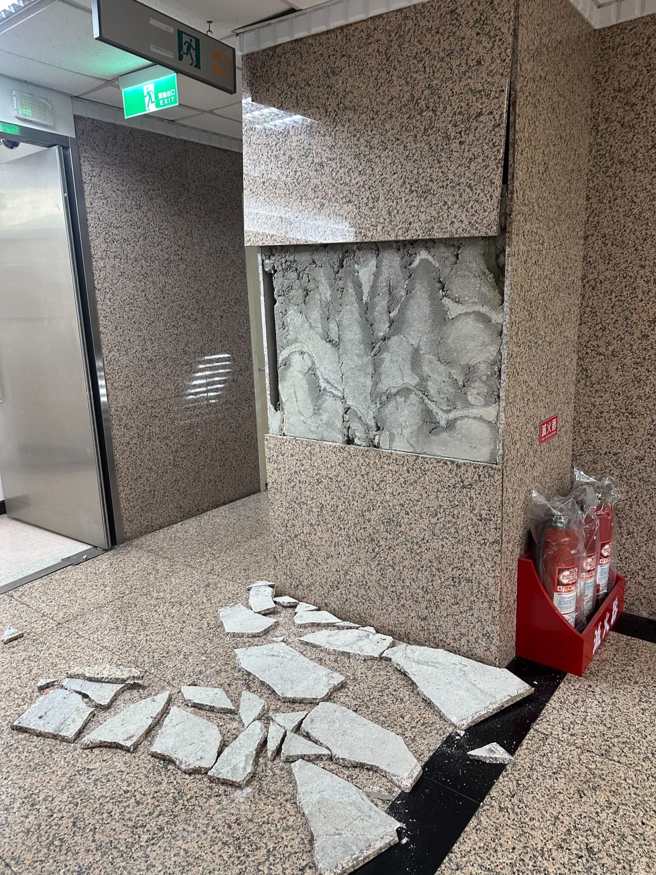 3日上午發生7.2強震，立委王鴻薇透露，立法院中興大樓7樓有牆壁磁磚掉落狀況。(翻攝自王鴻薇臉書)