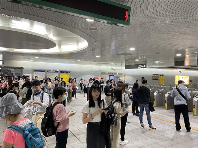 3日上午7時58分發生地震，台北市明顯搖晃，最大震度5級，北捷也立即暫停營運40至60分鐘。（劉彥宜攝）