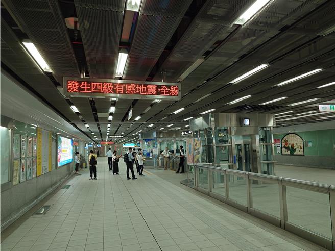 高雄捷运受地震影响暂停行驶，多名旅客于站外等候，目前已恢復正常运行。（任义宇摄）