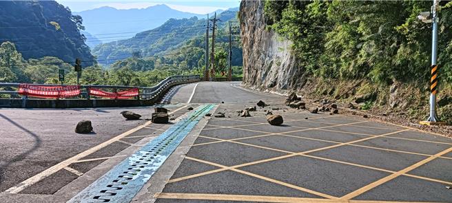 3日地震新竹縣也有達到5級震度，尖石鄉新樂大橋附近出現落石。（尖石鄉公所提供／邱立雅竹縣傳真）