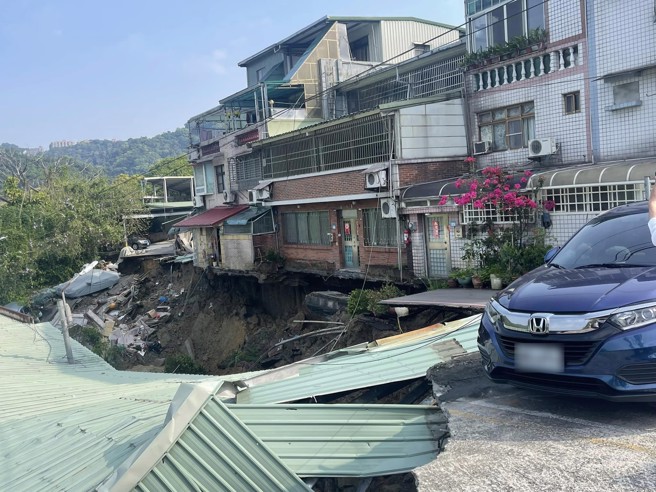 新店山區住戶的道路跟鐵皮車庫，因為導路坍方，變成無路可走。（翻攝臉書我們是新店人!! 好山好水，就是愛新店）