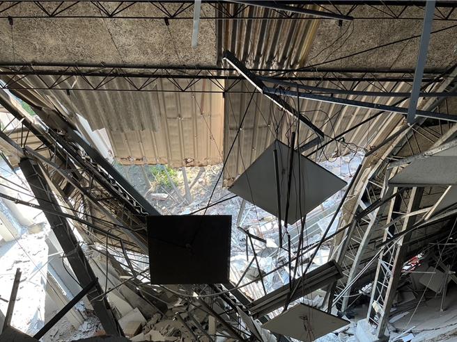 倉庫後半部倒塌。（新北市消防局提供）