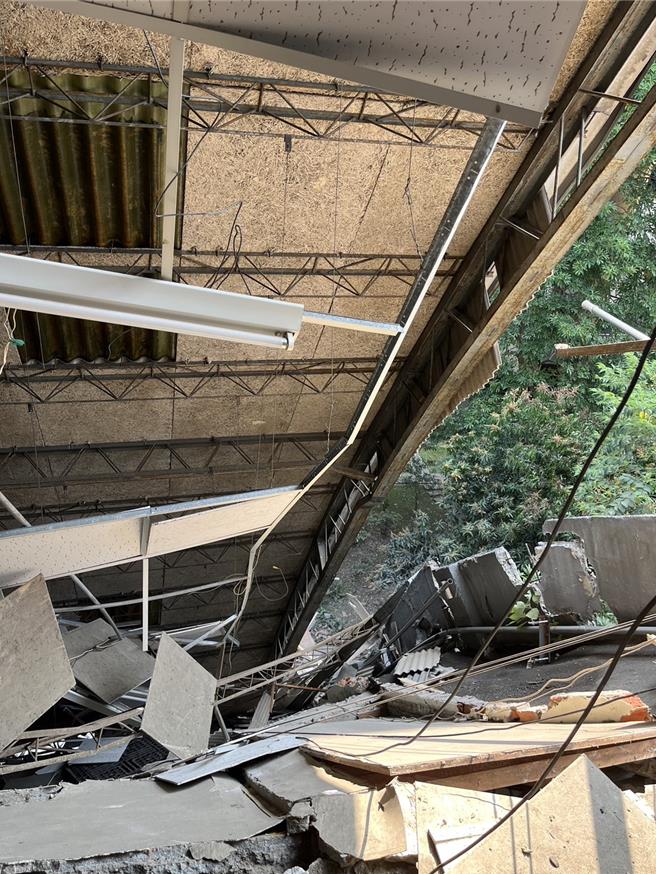 倉庫後半部倒塌。（新北市消防局提供）