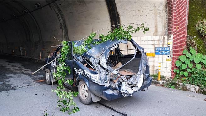 1辆休旅车在地震当下行经中横马陵1号隧道前，惨遭落石击中，车体严重扭曲变形，造成2人受伤。（读者提供／王煌忠台中传真）