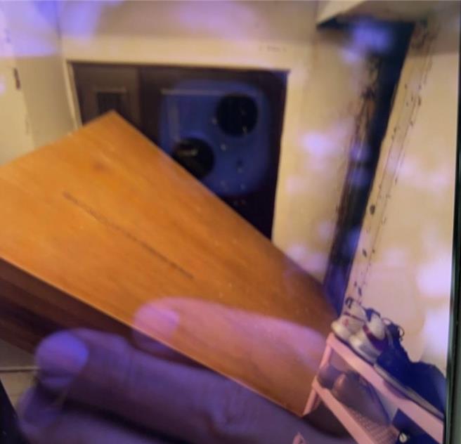 屋主报案称鞋柜倒塌，无法开门，经搬离鞋柜后，屋主脱困。（读者提供／洪靖宜高雄传真）