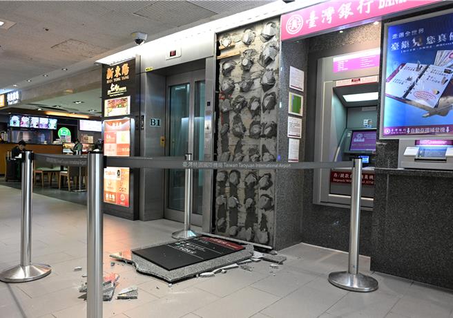 今早7时58分台湾东部海域发生芮氏规模7.2地震，全台有感。机场公司各单位立即现地巡检，跑滑道及灯光经两次关闭巡视后，确认正常，航厦通关正常，惟航厦内发生数处天花板、墙面及洒水头掉落。图为桃机一航厦台银旁电梯墙面脱落。（陈麒全摄）