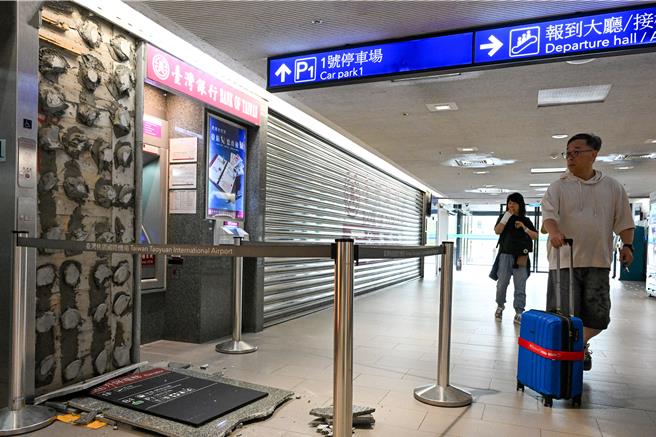 今早7时58分台湾东部海域发生芮氏规模7.2地震，全台有感。机场公司各单位立即现地巡检，跑滑道及灯光经两次关闭巡视后，确认正常，航厦通关正常，惟航厦内发生数处天花板、墙面及洒水头掉落。图为桃机一航厦台银旁电梯墙面脱落。（陈麒全摄）