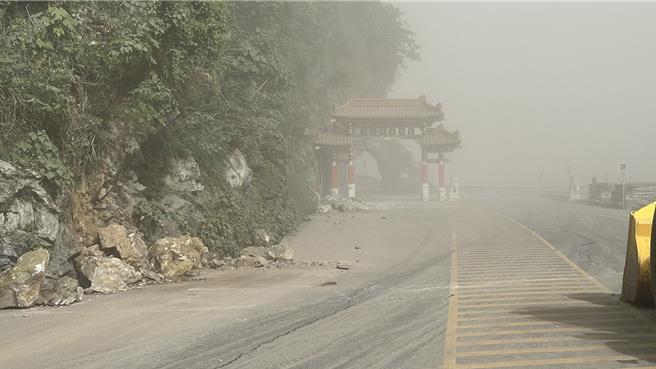 太鲁阁国家公园入遭大石块封闭。（太管处提供）
