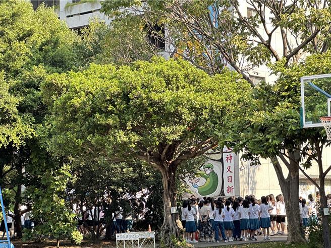 3日上午7时58分花莲发生6.8级地震，台中北区晓明女中学生原本在礼堂准备升旗典礼，一阵天摇地动后，老师镇定指挥学生往室外疏散。（施胜桓提供／冯惠宜台中传真）