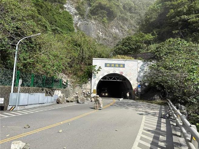 清水斷崖恐怖山崩畫面曝！蘇花公路多車遭落石砸中傷亡不明。(民眾提供)