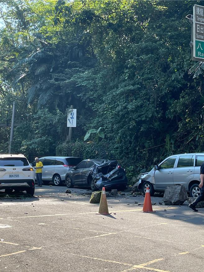 苗栗县最大震度发生在竹南镇5强，泰安4级发生落石砸中4车意外。（读者提供／谢明俊苗栗传真）