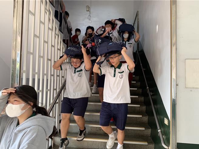 苗栗县最大震度发生在竹南镇5强，竹南君毅中学学生紧急疏散避难。（君毅中学提供／谢明俊苗栗传真）