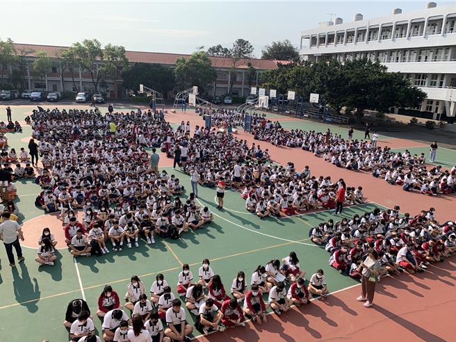 苗栗县最大震度发生在竹南镇5强，竹南君毅中学学生紧急疏散避难。（君毅中学提供／谢明俊苗栗传真）