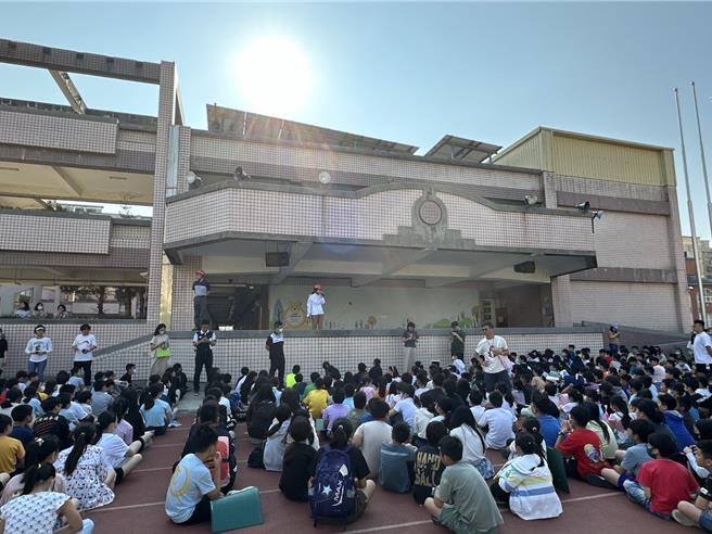 苗栗市震度4级，苗栗市文华国小学生紧急疏散避难。（读者提供／谢明俊苗栗传真）