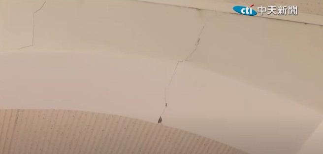 3日上午發生7.2強震，台北市震度5弱，立法院也出現牆面龜裂狀況。(截自中天新聞直播)