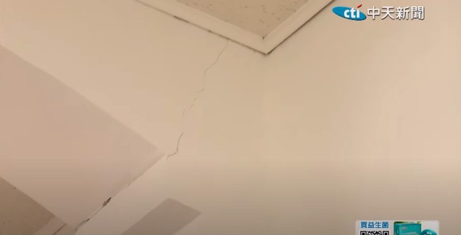 3日上午發生7.2強震，台北市震度5弱，立法院也出現牆面龜裂狀況。(截自中天新聞直播)